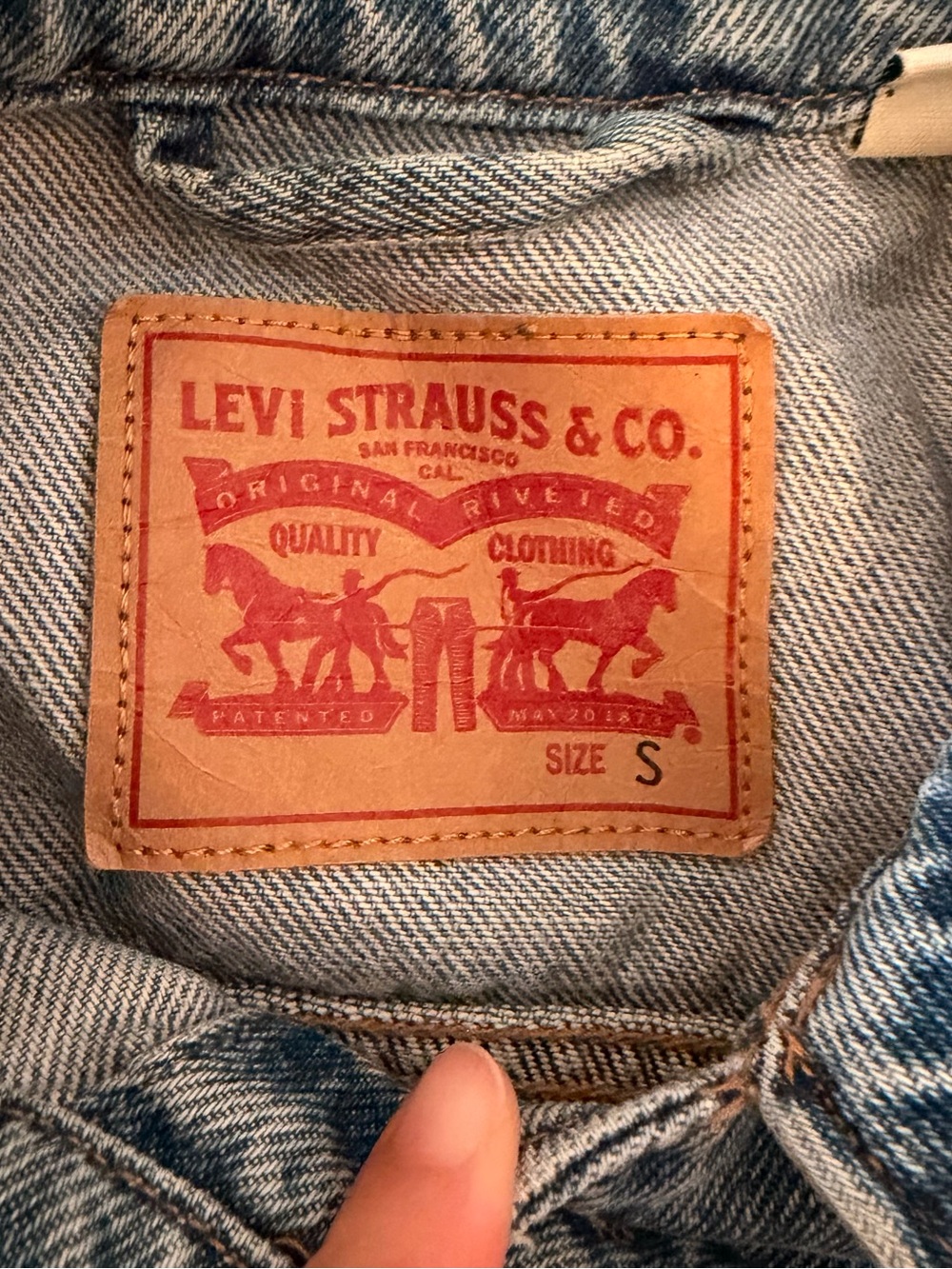 Levi's Women’s Boyfriend Light Blue Denim Trucker Jacket - Picture 3 of 7